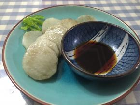 将鲜酱油、醋、盐、糖调制成酱料，沾着酱料吃即可。