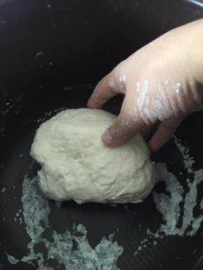 取出面粉，加入水，和面，将面用湿布覆盖醒面15分钟。