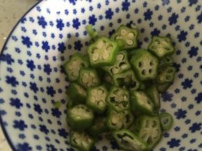 将秋葵切成薄片。