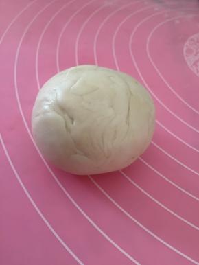 拿出面团，再次揉匀，表面光滑。