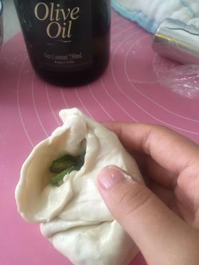 将油和盐抹匀，加上秋葵，重新包住