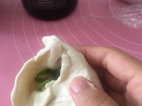 将油和盐抹匀，加上秋葵，重新包住
