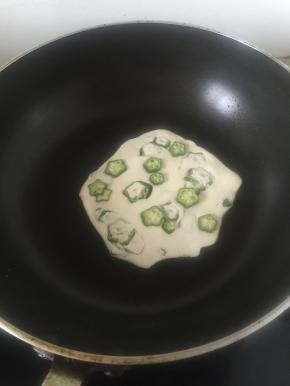 平底锅里加入少量的食用油，烧热将并放入锅中，两边上色，摊熟