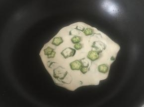 平底锅里加入少量的食用油，烧热将并放入锅中，两边上色，摊熟