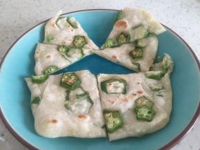 约5分钟后，饼可以出锅，可看出内部分层，口感酥脆，切片可食用