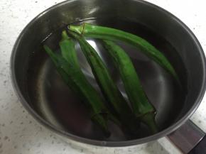 将秋葵洗干净，在清水中浸泡10分钟左右