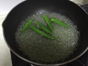 锅里加水烧开，加入秋葵焯水1分钟左右，擦干