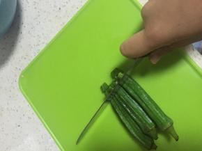 将秋葵切成小段