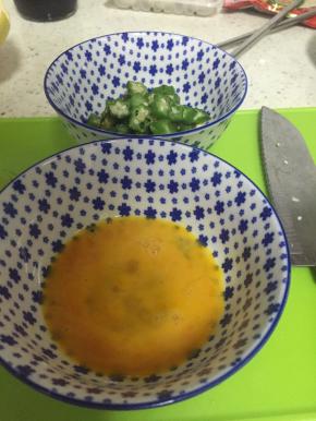 将蛋液打散，在蛋液里加入盐调味