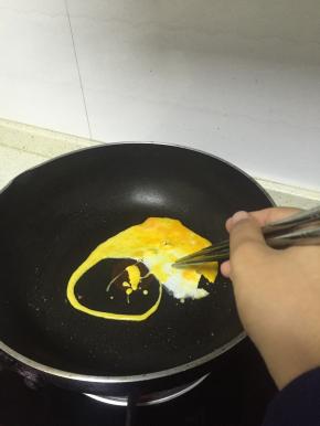 锅里倒入一点油，烧热，倒入蛋液，炒成块盛出