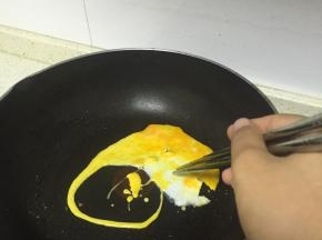 锅里倒入一点油，烧热，倒入蛋液，炒成块盛出