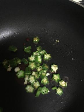 锅里再加点油，加入秋葵翻炒