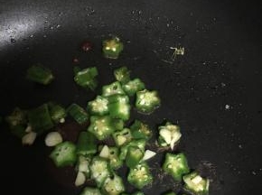 锅里再加点油，加入秋葵翻炒