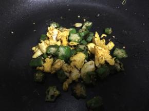 加入炒好的鸡蛋，一起翻炒，再加少许盐，即可出锅