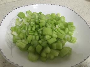 将芹菜洗干净，切丁，五花肉切末，