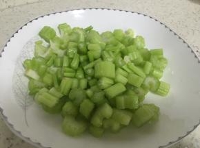 将芹菜洗干净，切丁，五花肉切末，