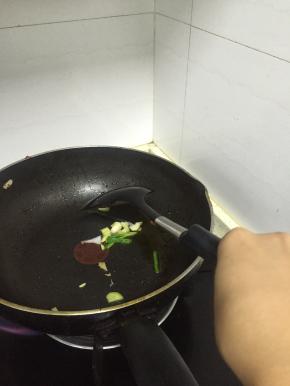向锅里倒入少量的油，加入葱姜蒜爆香
