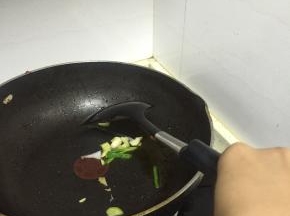 向锅里倒入少量的油，加入葱姜蒜爆香