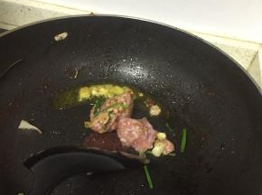 .将肉糜放入热锅中翻炒，加入料酒，少许盐
