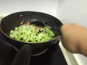 加入芹菜丁，继续翻炒