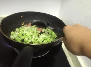加入芹菜丁，继续翻炒