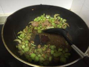 加入少量水，鲜酱油、盐，继续翻炒