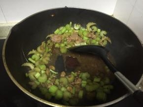 加入少量水，鲜酱油、盐，继续翻炒