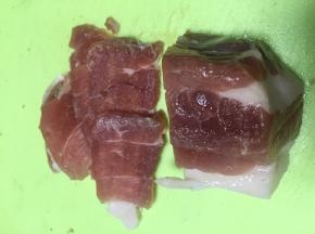 将鲜菇洗干净，切花纹，再一劈两半，五花肉切片