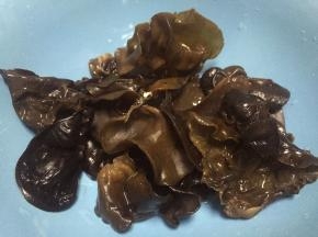 胡萝卜洗干净，切片，木耳洗干净，冷水泡软
