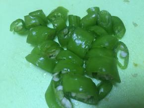 取少量杭椒，切成小丁，用于调味