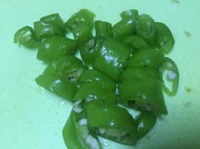 取少量杭椒，切成小丁，用于调味