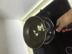 锅内加入少量食用油，待锅子烧热，加入葱姜蒜爆香