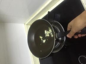 锅内加入少量食用油，待锅子烧热，加入葱姜蒜爆香