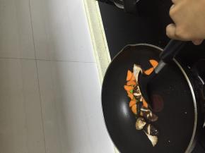 待肉炒至变色，加入胡萝卜和香菇，翻炒。
