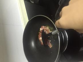 加入肉片，鲜酱油、料酒，翻炒