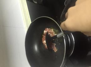 加入肉片，鲜酱油、料酒，翻炒