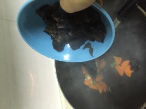加入泡切好的黑木耳，翻炒1分钟