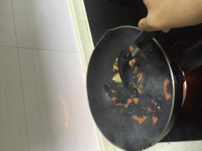 加入提前做好的肉丸子，翻炒1-2分钟，加入少量的盐