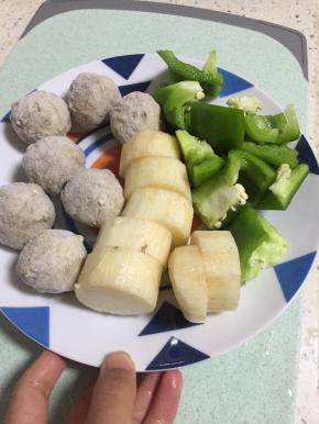 取一个山药，洗干净，去皮，切成块，青椒切好备用