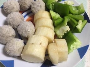 取一个山药，洗干净，去皮，切成块，青椒切好备用