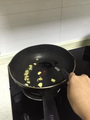 锅里加入食用油，烧热，放入葱姜蒜爆香