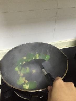 然后倒入青椒，炒3分钟，至青椒变软