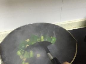 然后倒入青椒，炒3分钟，至青椒变软