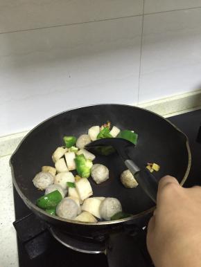 加入山药段和贡丸，大约3-5分钟