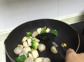 加入山药段和贡丸，大约3-5分钟