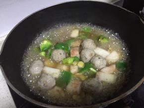 加入料酒，鲜酱油，少许盐，加入一点水，煮大约5分钟