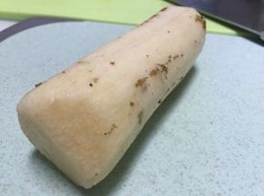 取一个山药，洗干净，去皮