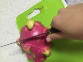 将火龙果洗干净，切开