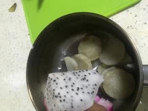 把切好的火龙果和煮烂的山药混合
