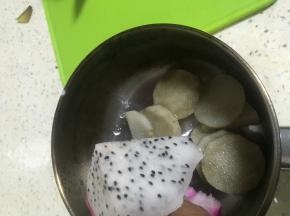 把切好的火龙果和煮烂的山药混合